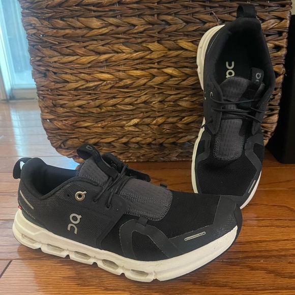 On Running black and White Athletic Shoes. Size 6Y or could be women’s 8 - Picture 1 of 8